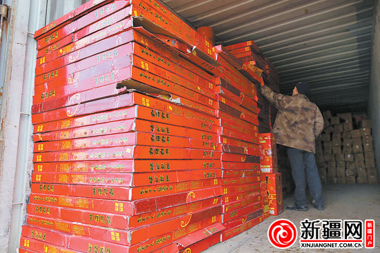 1月9日，乌鲁木齐市公安局民警在米东区查获3000多件非法存放的烟花爆竹，民警将这些无任何手续烟花爆竹暂扣。（记者刘志龙摄）